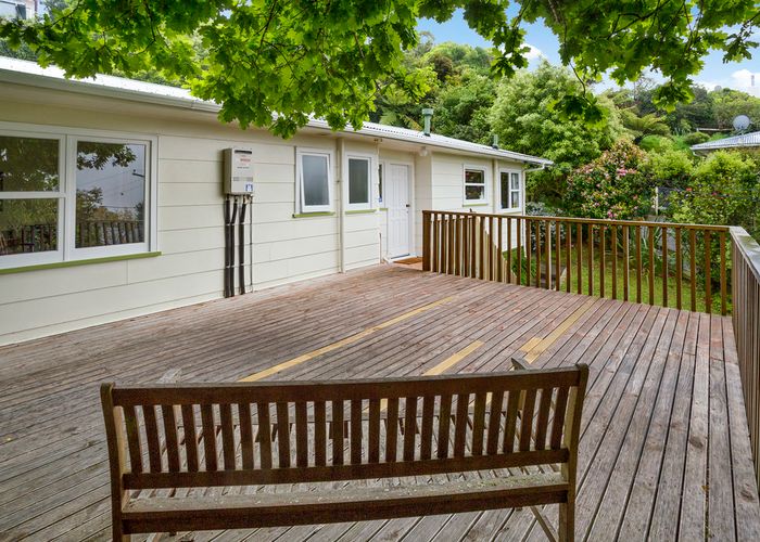 Free property data for 21 Alwyn Place, Newlands, Wellington homes.co.nz