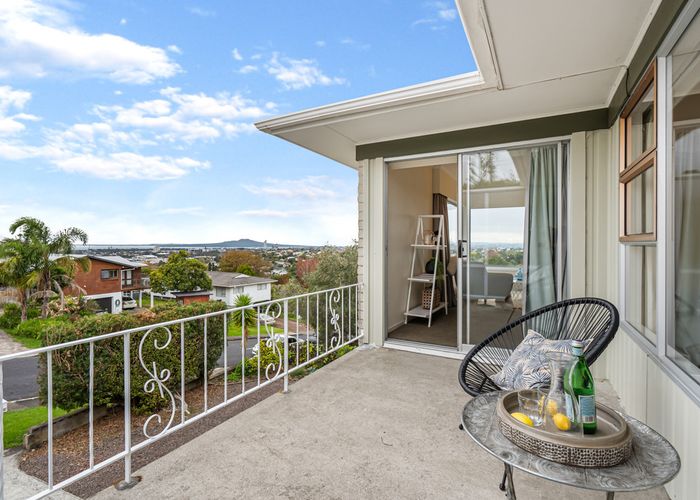  at 1/1 Woodcote Drive, Glenfield, Auckland
