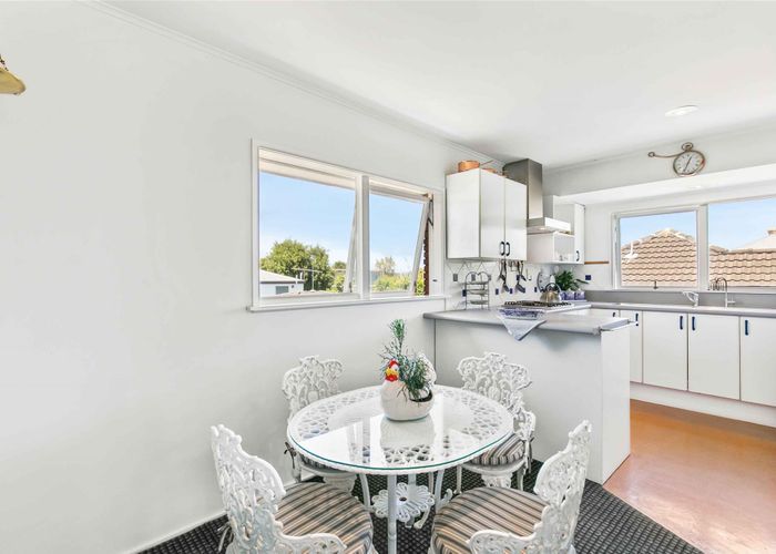  at 2/18 Taharoto Road, Takapuna, Auckland