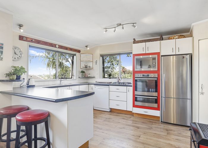  at 8 Valdese Rise, Browns Bay, Auckland