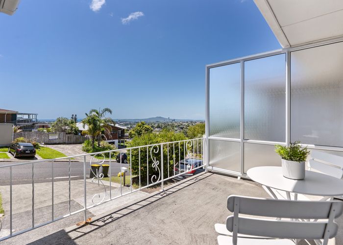  at 2/1 Woodcote Drive, Glenfield, Auckland