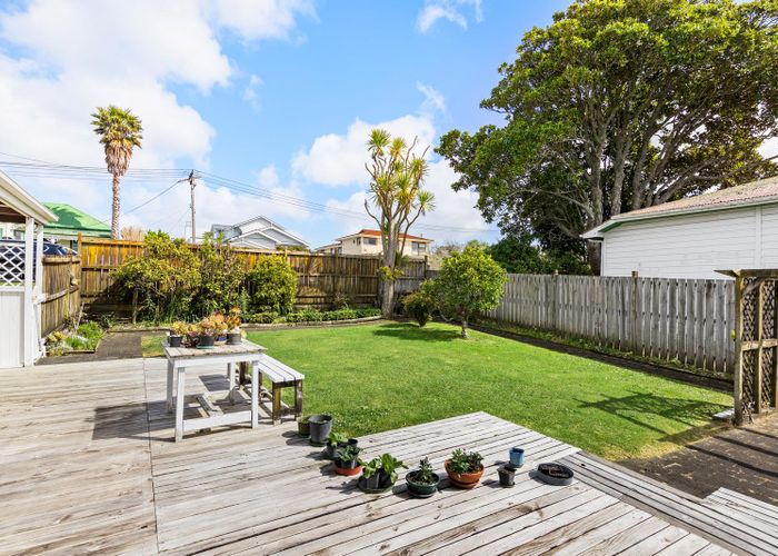  at 6 Fairfax Avenue, Northcote, Auckland