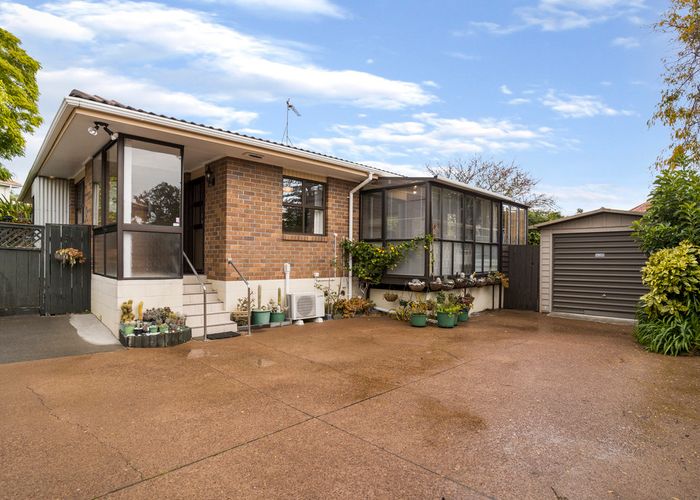  at 2/12 Sale Street, Howick, Auckland