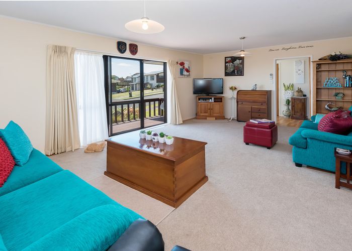  at 14 Gwenand Place, Botany Downs, Auckland