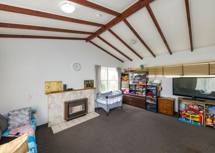  at 2 Essex Place, Milson, Palmerston North