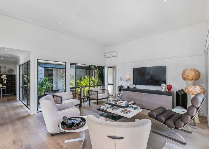  at 2/9 Vincent Road, Northcote Point, Auckland