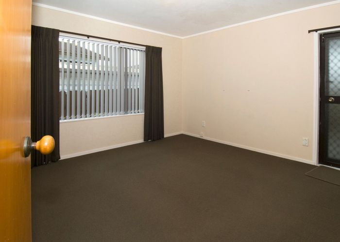  at 2/2 Seaglen Place, Botany Downs, Auckland