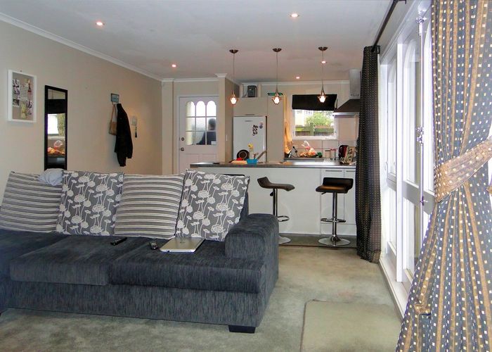  at 2/50 Casuarina Road, Half Moon Bay, Auckland