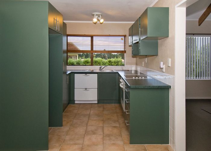  at 2/2 Seaglen Place, Botany Downs, Auckland