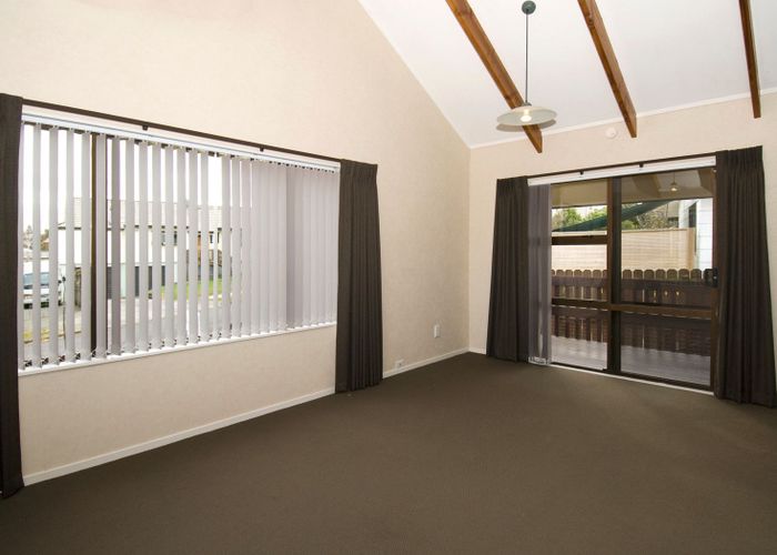  at 2/2 Seaglen Place, Botany Downs, Auckland