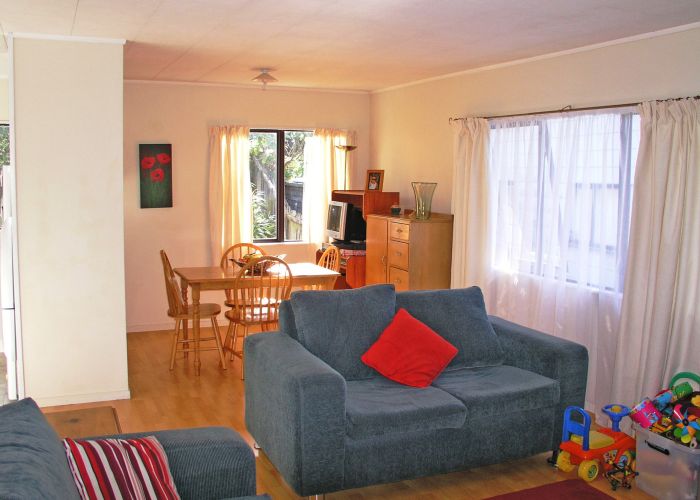  at 2/17 Wilkie Place, Mount Wellington, Auckland