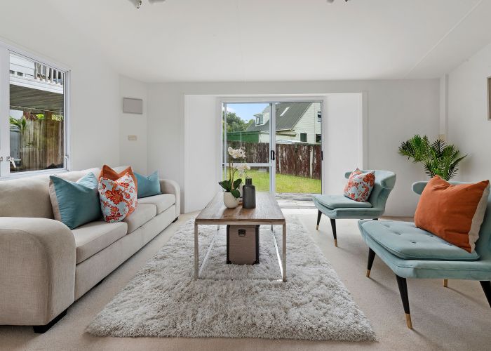  at 2/19 Erica Road, Sunnynook, Auckland