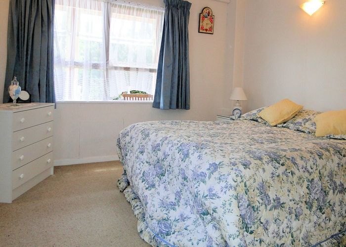  at 2/50 Casuarina Road, Half Moon Bay, Auckland