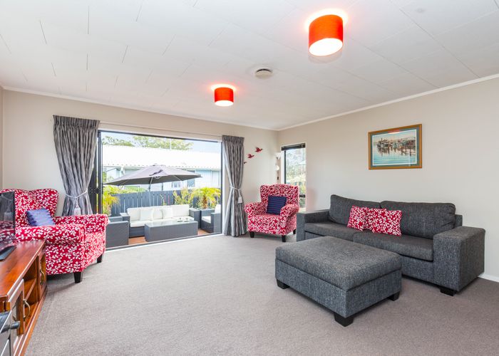  at 2/51 Tramway Road, Beach Haven, Auckland