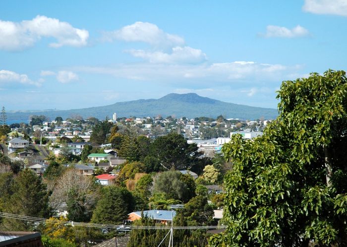  at 1/22 Hogans Road, Glenfield, Auckland