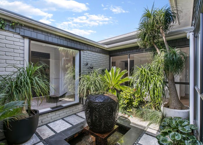  at 2/9 Vincent Road, Northcote Point, Auckland