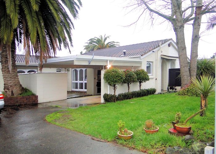  at 2/50 Casuarina Road, Half Moon Bay, Auckland