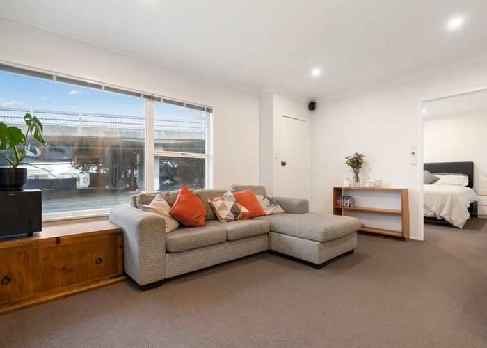  at 2/10 Princes Street, Northcote Point, Auckland