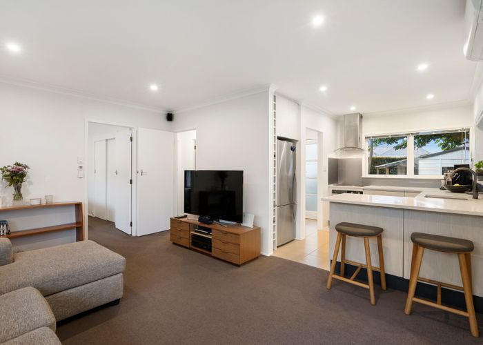  at 2/10 Princes Street, Northcote Point, Auckland