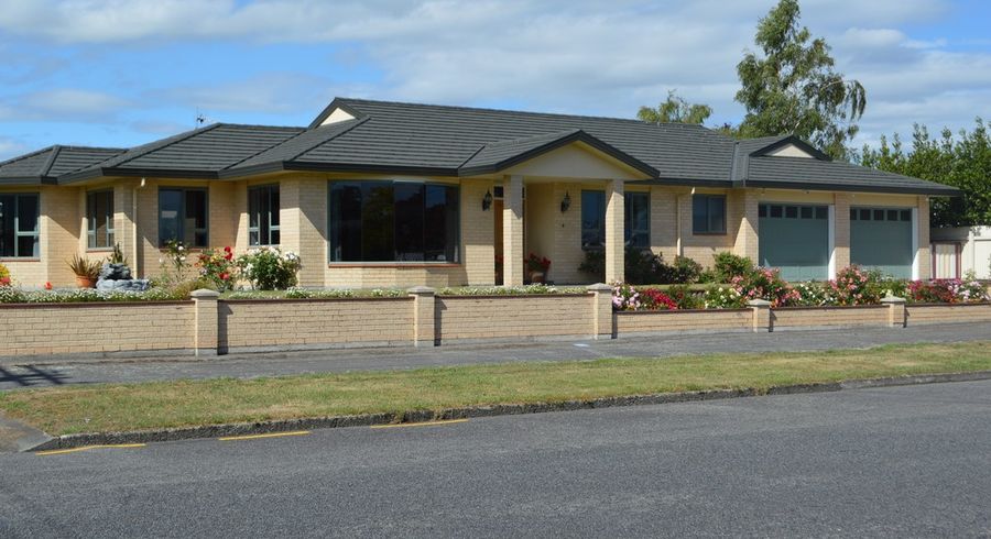  at 104 Broadway, Carterton