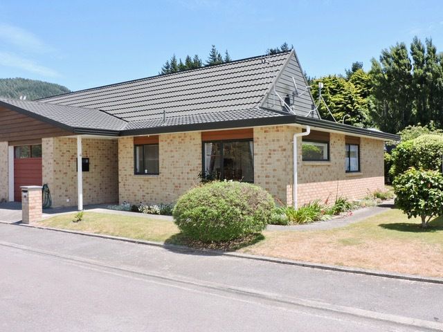  at 39/42 Main Road, Tawa, Wellington