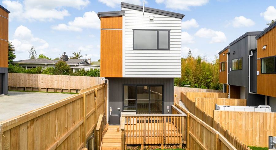  at 5/300 Great North Road, Henderson, Waitakere City, Auckland