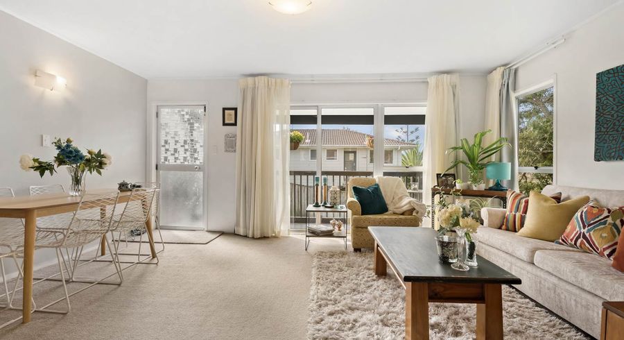  at 2/12 Scarlock Avenue, Browns Bay, Auckland