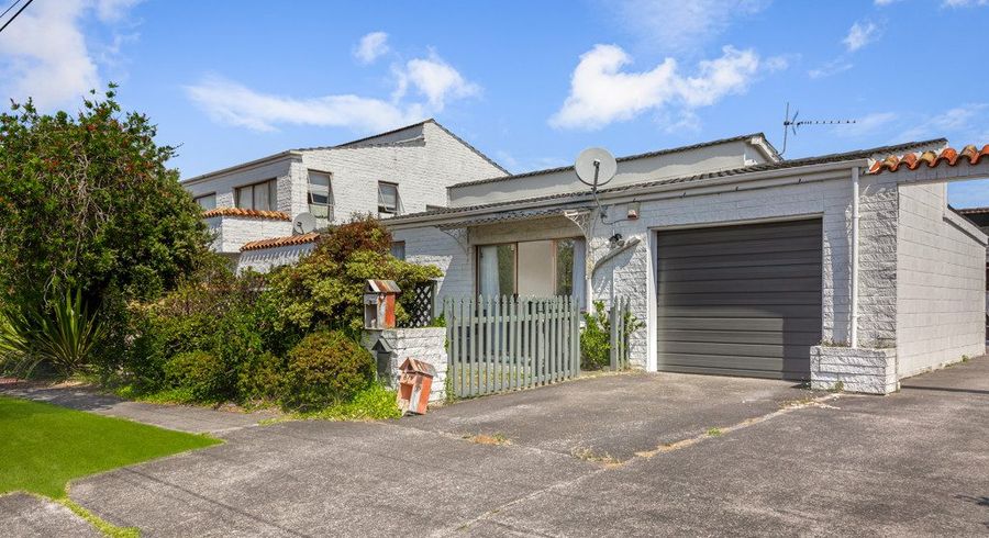  at 2/1 Akehurst Avenue, New Lynn, Auckland