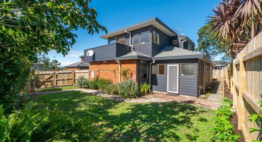  at 2/14 Raleigh Road, Northcote, Auckland