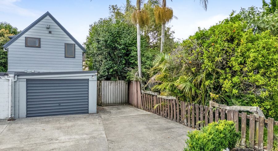  at 2/31 Challen Close, Conifer Grove, Papakura, Auckland