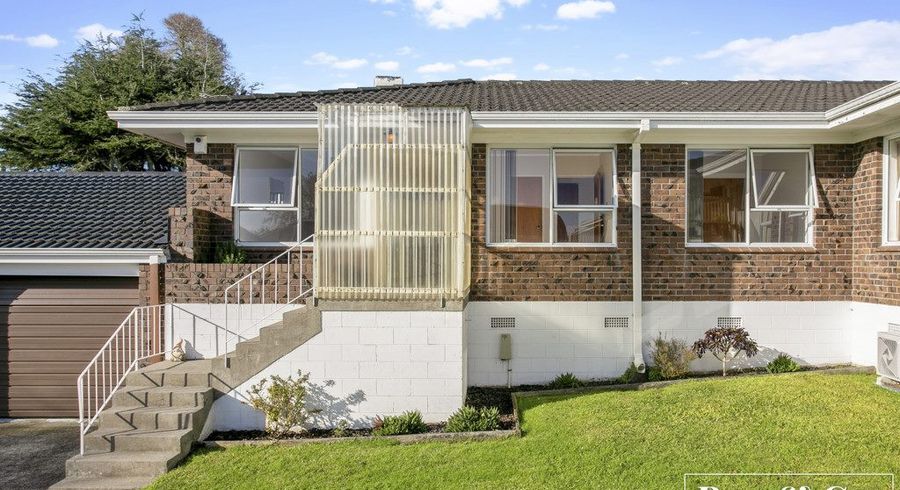  at 2/5 Ryburn Road, Mount Wellington, Auckland