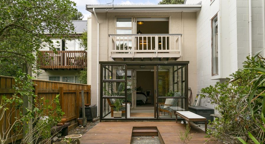  at 2/8 Narbada Crescent, Khandallah, Wellington