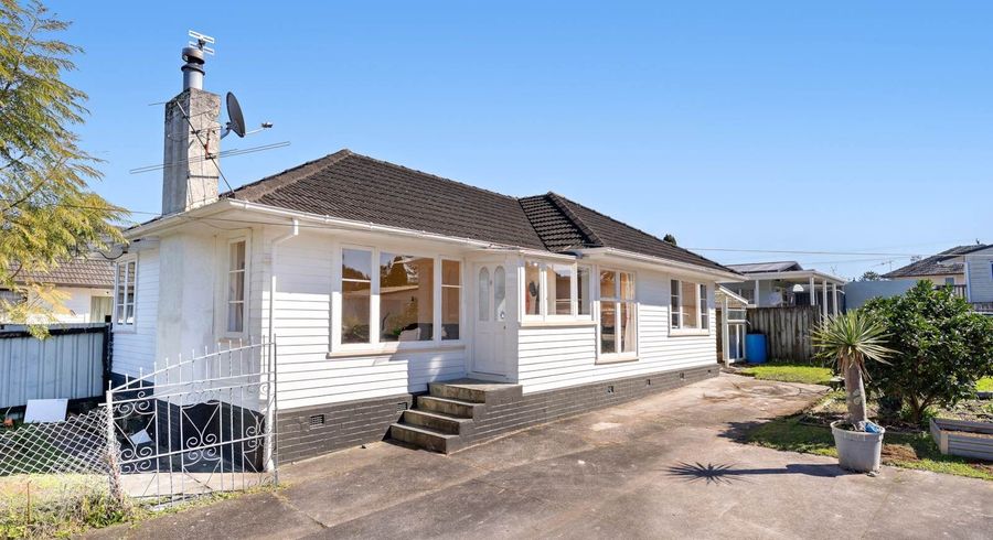  at 8 Devon Street, Te Atatu South, Waitakere City, Auckland