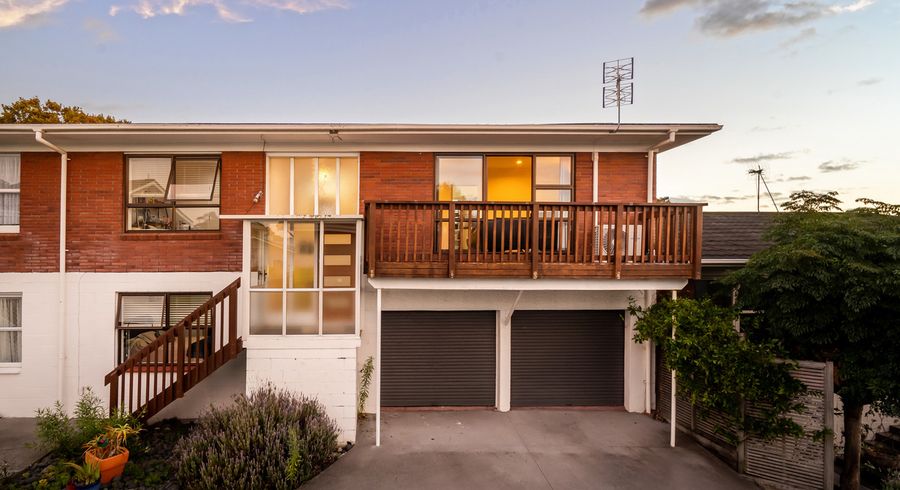  at 2/7 Eversleigh Road, Belmont, Auckland