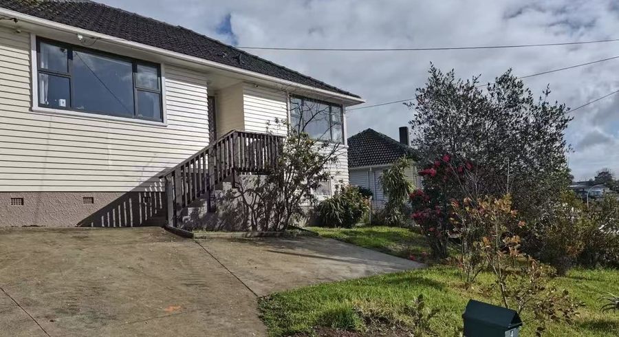  at 4 Valonia Street, New Windsor, Auckland