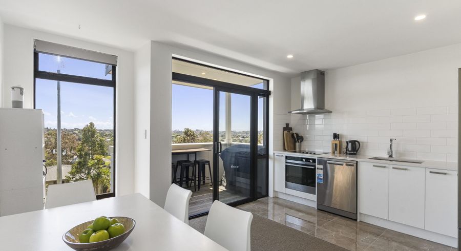  at 2/15 Chivalry Road, Glenfield, North Shore City, Auckland