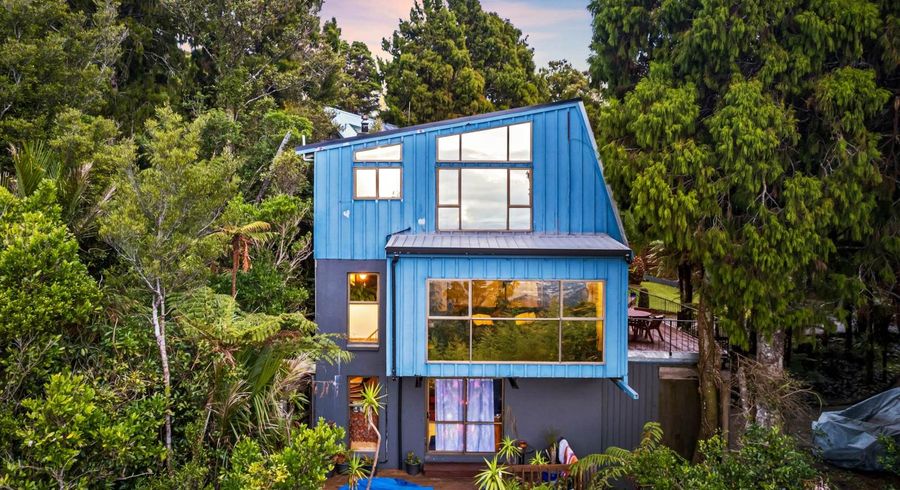  at 33 Quinns Road, Waiatarua, Waitakere City, Auckland