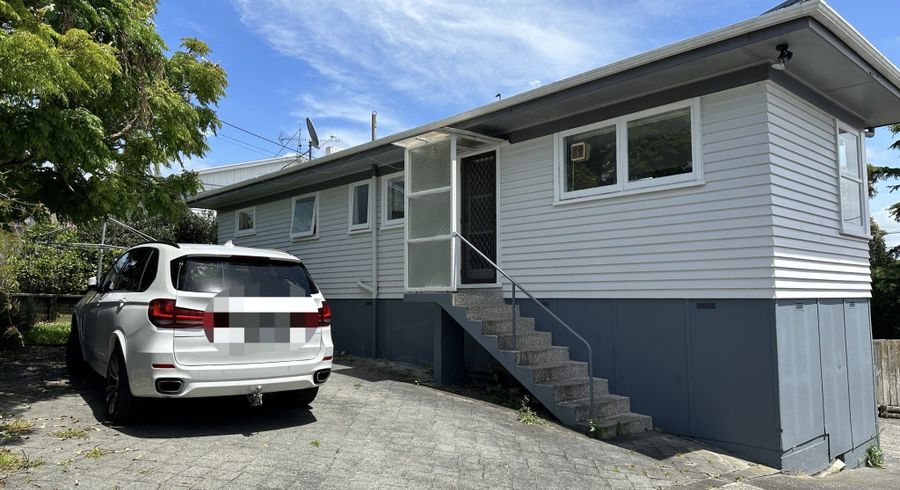  at 2/8 Raeben Avenue, Hillcrest, Auckland