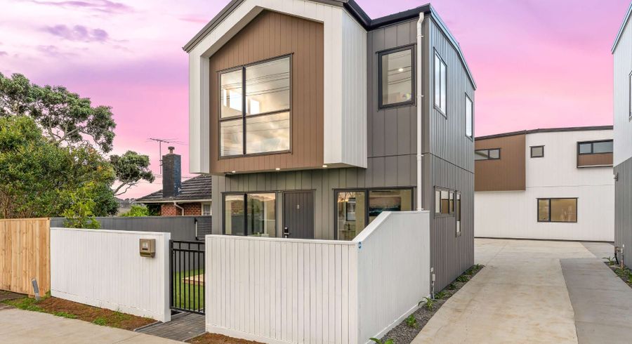  at 2/113 Flanshaw Road, Te Atatu South, Auckland