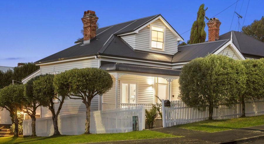  at 8 Rutland Road, Stanley Point, Auckland