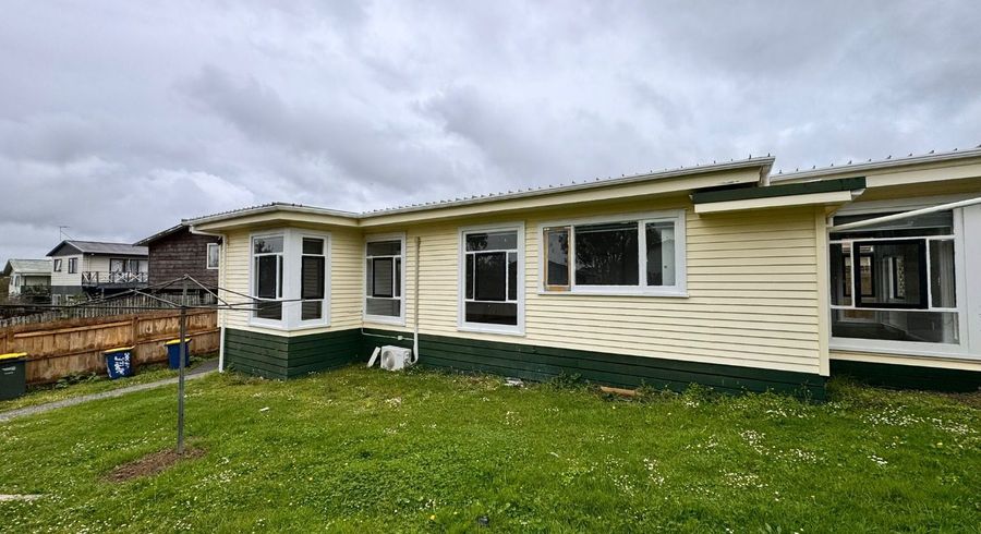  at 3 Applewood Drive, Henderson, Waitakere City, Auckland