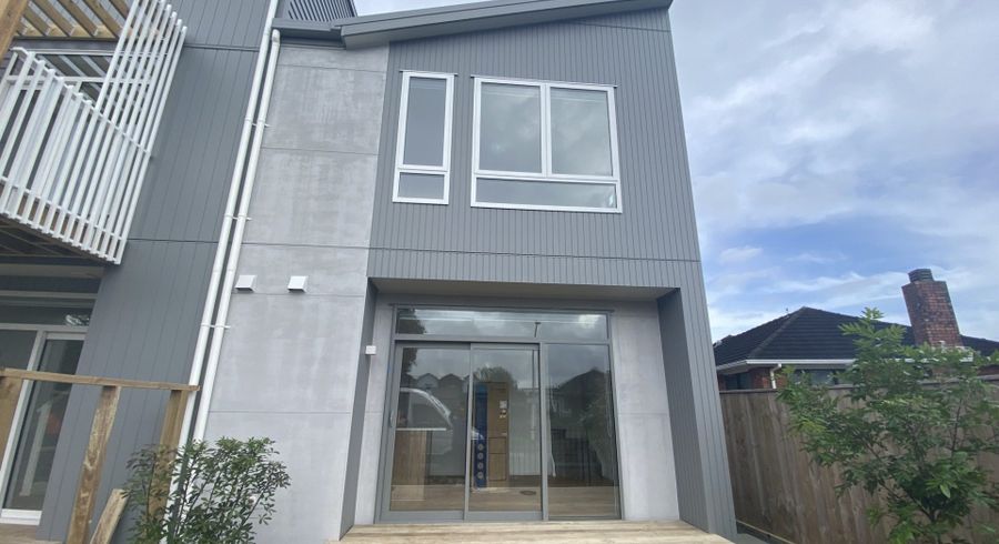  at 14/2 Moor Avenue, Te Atatu Peninsula, Waitakere City, Auckland
