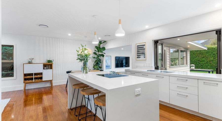  at 2/21 Montgomery Avenue, Rothesay Bay, North Shore City, Auckland