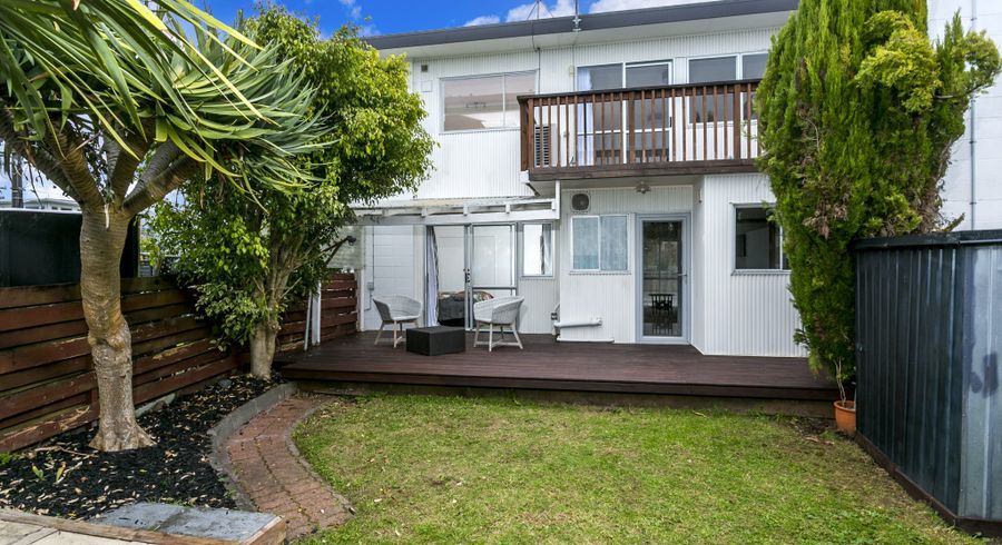  at 2/4 Coronation Road, Glenfield, Auckland