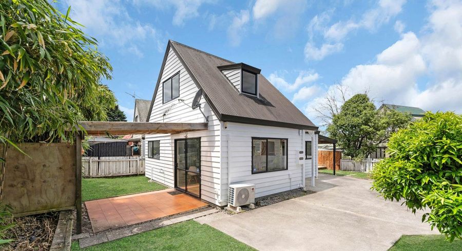  at 8 Caspian Close, New Lynn, Waitakere City, Auckland