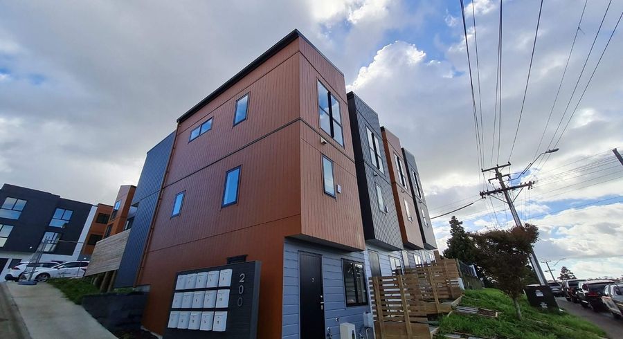  at 5/200 Sunnynook Road, Totara Vale, Auckland
