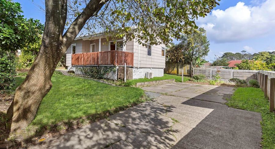  at 2/4 Ashbourne Place, Glendene, Auckland