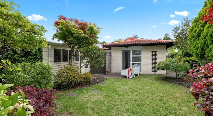  at 2/4 Keldale Place, Forrest Hill, Auckland
