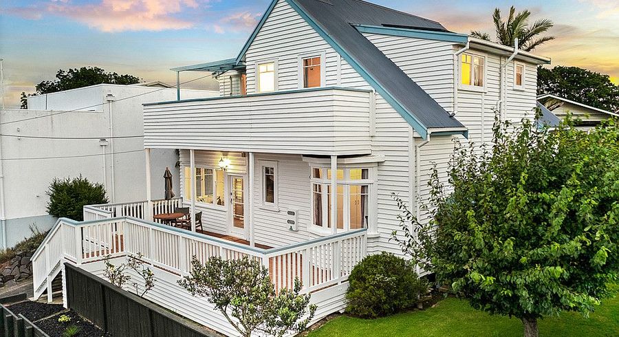  at 4 Rodney Road, Northcote Point, Auckland