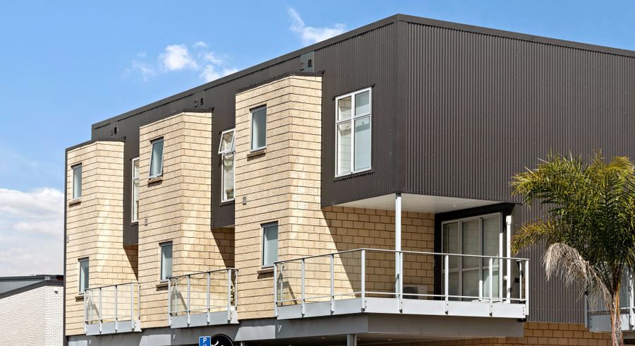  at 2/7 Vialou Street, Hamilton Central, Hamilton